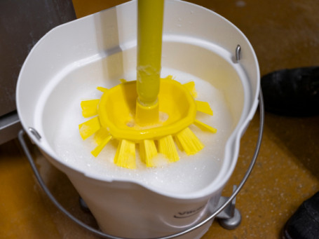 Щетка Vikan UST (190мм, жесткий, желтый)