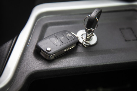 Трицикл электрический Rutrike Кабина (белый)